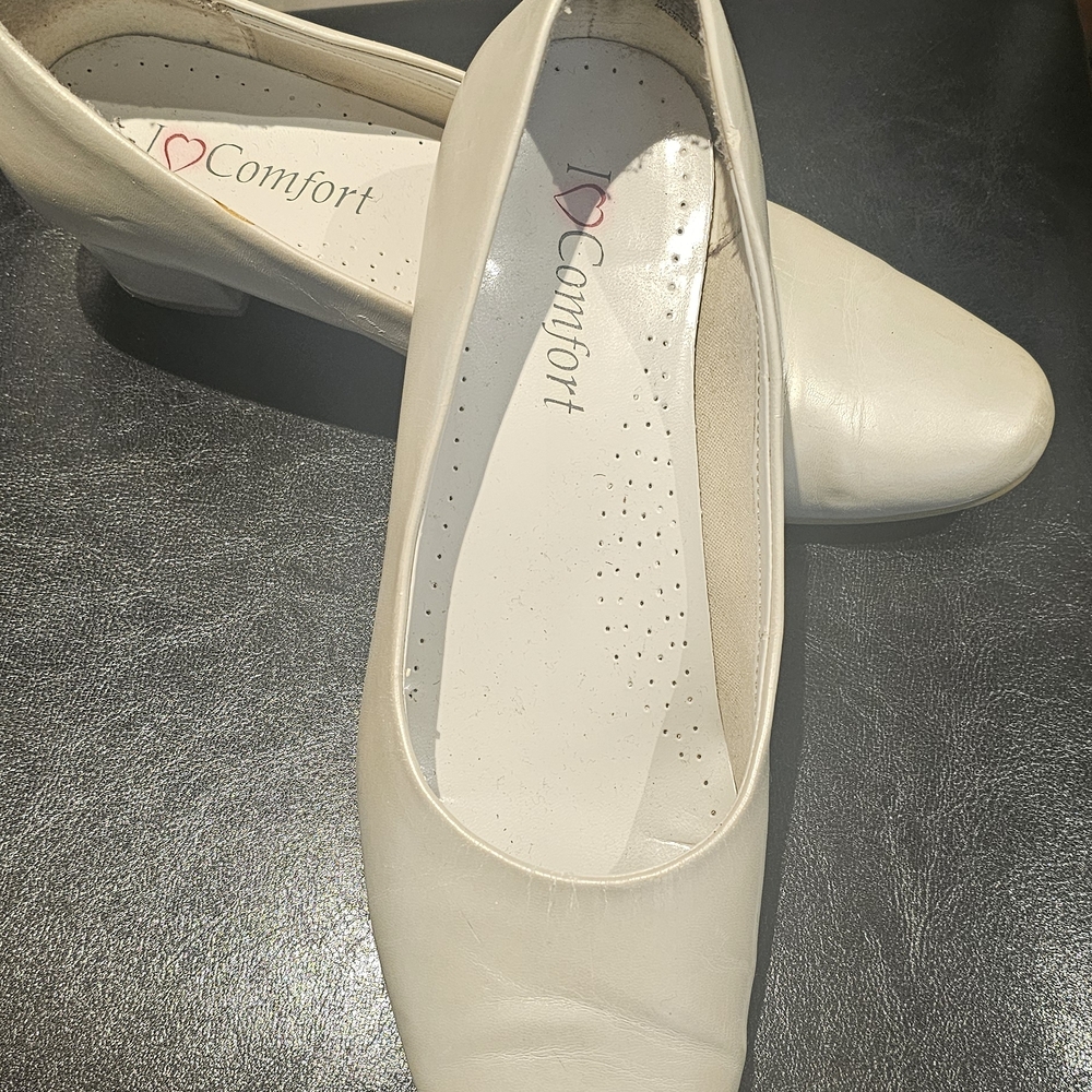 White Loafers with Pointed Toe and Sleek Design
